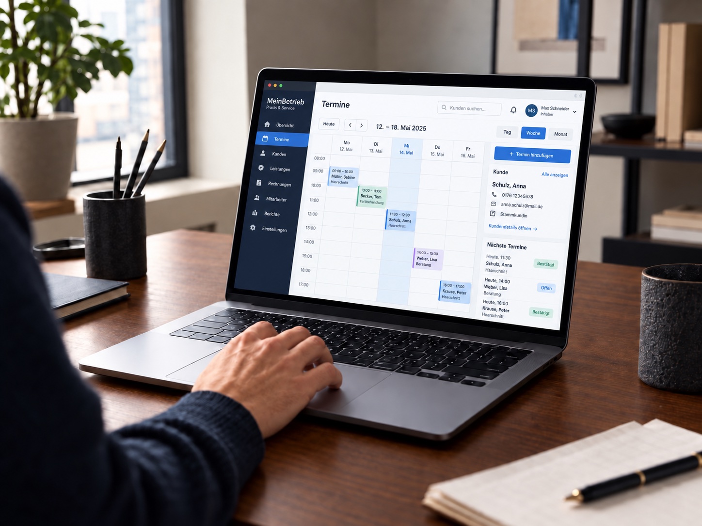 Laptop mit einer Webapp zur Terminplanung